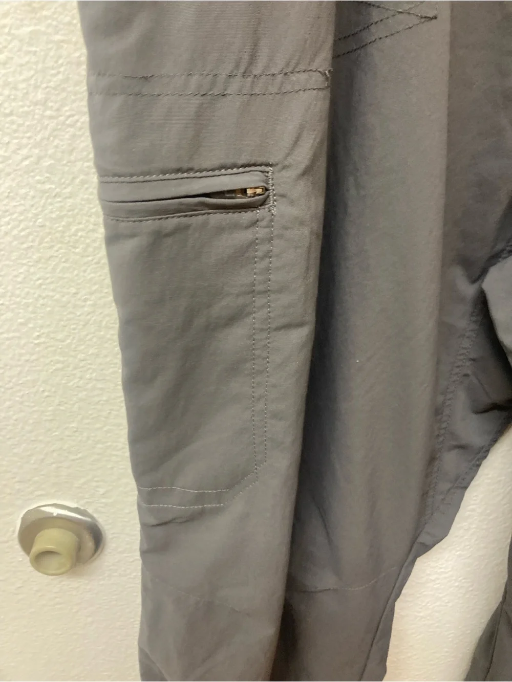 CABELA’S Men’s Charcoal Cargo Darted Knees Pants W38/L30